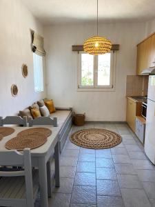 Kuchyň nebo kuchyňský kout v ubytování Agnadi Syros Beachfront Studios & Rooms