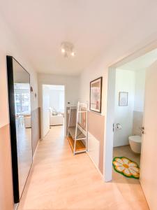 a room with a hallway with a mirror at Sunset Club - STUDIO II - Küche - Balkon - Parken in Memmingen
