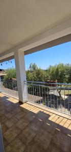 un balcon vide avec vue sur l'océan dans l'établissement Casa Jason con vista, à Chia