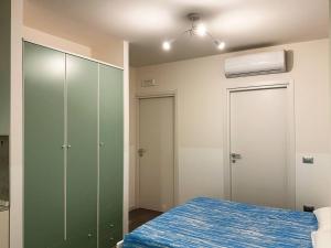 a bedroom with a bed and a green cabinet at Non ti scordar di me #2 in Pieris