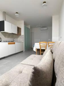 a living room with a couch and a kitchen at Non ti scordar di me #2 in Pieris
