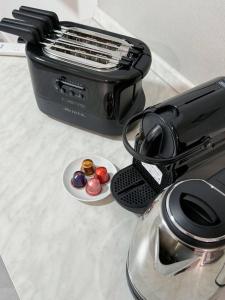 a toaster and a plate of cupcakes on a table at Non ti scordar di me #2 in Pieris