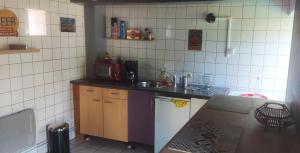 Una pequeña cocina con fregadero y encimera. en La Chaume de Condé, en La Celle-Condé 14 fotos más