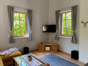 sala de estar con mesa y 2 ventanas en Cottage Bad Ischl - ab Juni 2024, en Bad Ischl