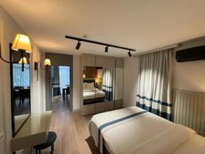 伊丘美勒的住宿－relaxinn marmaris，酒店客房带一张床铺、一张书桌和一间卧室
