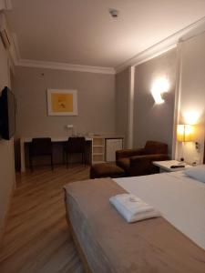 a hotel room with a bed and a desk at International Airport Flat - Guarulhos quarto 1267 in Guarulhos