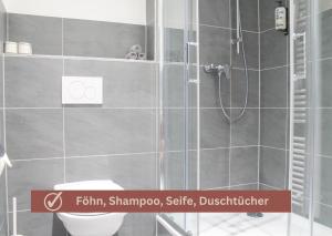 a bathroom with a shower with a toilet in it at New York Apartment - für Freunde & Familien, stadtnah, Parkplatz, E-Ladestation, Gitterbox für Fahrräder, Fitnessstudio, digitale Gästemappe mit Restaurant- und Unternehmenstipps in Koblenz +41 photos