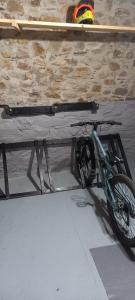 ein Fahrrad auf einem Tisch in einem Zimmer geparkt in der Unterkunft Hostel El Campano in Villafranca del Bierzo