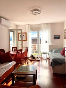 een woonkamer met een bank, een bed en een tafel bij Old lady Opatija in Opatija
