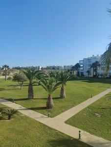 a park with palm trees and a sidewalk at Chill y golf en Torre-pacheco in Murcia