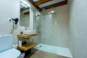 Koupelna v ubytování Apartamentos Rurales Quintanilla + 26 fotografií