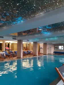 ein Pool in einem Hotel mit Sternen an der Decke in der Unterkunft Milmari Nlux 74 in Kopaonik