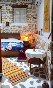 um quarto com uma cama e uma mesa num quarto em Edward Lear em Berat