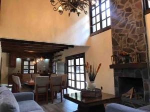 Posezení v ubytování Cabaña de lujo en Fraccionamiento Residencial