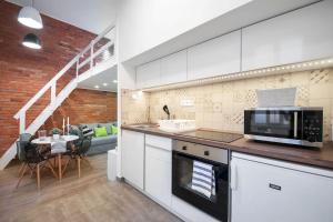 Кухня или мини-кухня в Amazing Kazinczy Flat No. 1 Budapest
