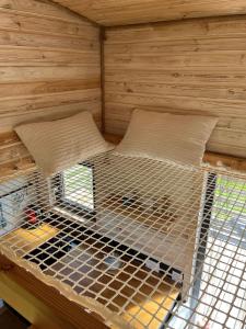 una jaula en el interior de una cabaña de madera en Tiny House des couriols, en Montmeyran