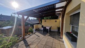 un patio con pérgola, mesa y sillas en Ferienwohnung Dresden Trachenberge, en Dresden