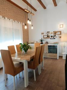 cocina y comedor con mesa y sillas en Villa al vent (lujo & relax), en Benitachell