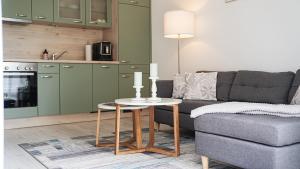 een woonkamer met een bank en een tafel bij gemütliches Ferienhaus hinterm Deich in Friedrichskoog