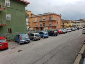 una fila de autos estacionados al lado de una calle en Sottomarina Sabbia e Sale en Sottomarina