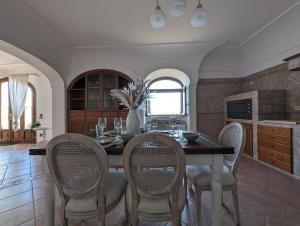 ein Esszimmer mit Tisch und Stühlen in der Unterkunft Villa Xenia in Praiano + 17 Fotos
