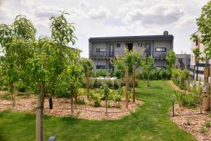 een tuin met appelbomen voor een gebouw bij Apartments Vineyard19 in Retz