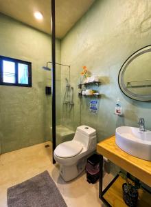 een badkamer met een toilet en een wastafel bij Casa vishami in Cozumel