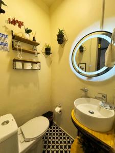uma casa de banho com um WC, um lavatório e um espelho. em Casa vishami em Cozumel