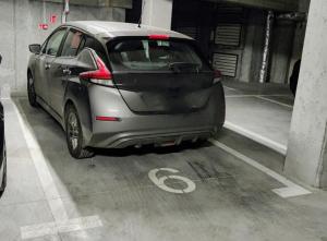 un coche plateado estacionado en un garaje en Szarotka, en Szczecin