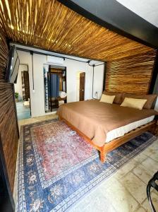 Casa vishami في كوزوميل: غرفة نوم بسرير كبير مع سجادة