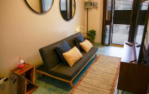 sala de estar con sofá y almohadas en Casa vishami en Cozumel
