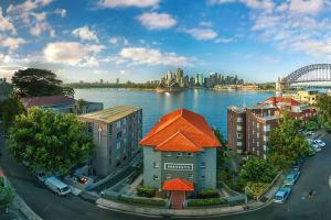 een luchtzicht op een stad met een rivier en gebouwen bij Cosy Federation Apartment Kirribilli 2 Bedroom #1 in Sydney