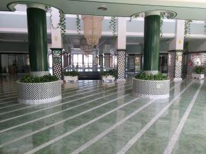 eine Lobby mit Säulen und Pflanzen in einem Gebäude in der Unterkunft Apartment on the beach Paraiso Playa, Sea Views in Playa Paraiso
