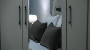 espejo reflejo de una cama con almohadas en Smile Suite Hotel en Çaycuma