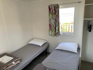 Postel nebo postele na pokoji v ubytování Mobil home L'heurt de flâner