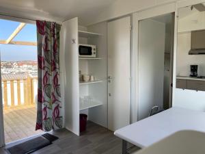 Kuchyň nebo kuchyňský kout v ubytování Mobil home L'heurt de flâner