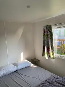 Postel nebo postele na pokoji v ubytování Mobil home L'heurt de flâner