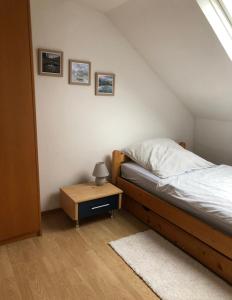 a bedroom with a bed and a table with a lamp at Siegen Zentral - S von eine bis zum mehrere Schlafplätze nach Wall in Siegen