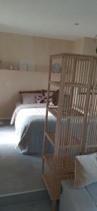 sypialnia z łóżkiem z drewnianą drabiną w obiekcie 't Holtslag 