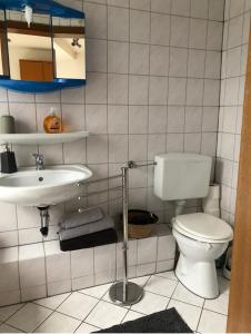 ein Bad mit einem WC und einem Waschbecken in der Unterkunft Siegen Zentral - S von eine bis zum mehrere Schlafplätze nach Wall in Siegen