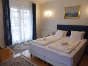 - une chambre avec un grand lit et 2 oreillers dans l'établissement Millennium Villa, à Keszthely