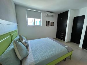 sypialnia z łóżkiem i oknem w obiekcie Playa Blanca Beach Rentals w mieście Playa Blanca