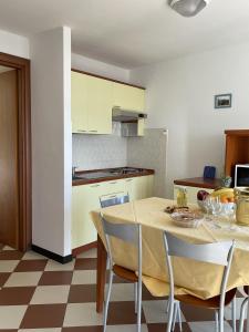 a kitchen with a table and chairs in a room at Giada in Moneglia