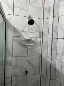 una ducha con una luz colgada del techo en Casita Luz, en Juayúa