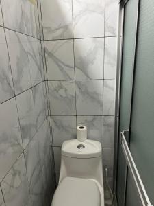 baño con aseo y papel higiénico en Casita Luz, en Juayúa 3 fotos más