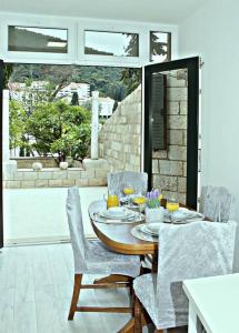 Un comedor con mesa y sillas en Beachfront Dubrovnik Villa, en Dubrovnik