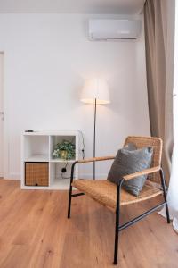 un soggiorno con sedia e TV di Lux Top Location Apartment Bridge a Zara (Zadar)