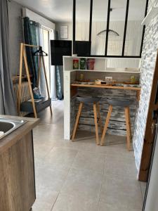 een keuken met een tafel en stoelen in een kamer bij L'Hématite in Les Épesses +8 foto's