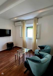 Televízia a/alebo spoločenská miestnosť v ubytovaní Apartments Corner