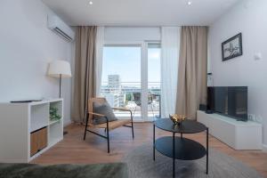 een woonkamer met een bank en een tv bij Top Location Apartment Bridge in Zadar